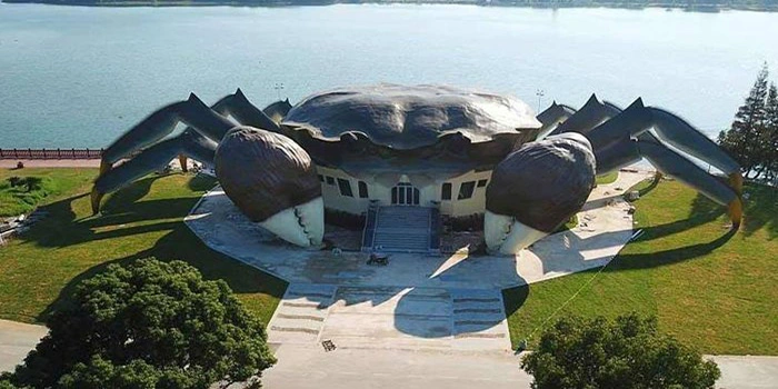 Gedung Kepiting Raksasa Dengan Tinggi 75 Meter Di China