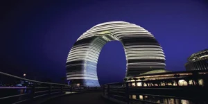 Hotel-Di-China-Dengan-Arsitektur-Unik-Seperti-Tapal-Kuda
